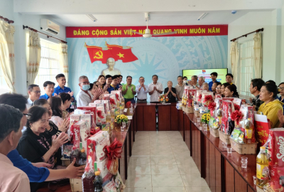 Thăm và tặng quà cho người dân vùng căn cứ cách mạng tại Tp Long Khánh, tỉnh Đồng Nai.