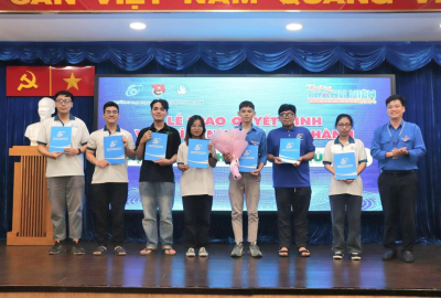 CHƯƠNG TRÌNH TRAO TẶNG BẢN ĐỒ VÀ HƯỞNG ỨNG CUỘC VẬN ĐỘNG “TỰ HÀO MỘT DẢI NON SÔNG”