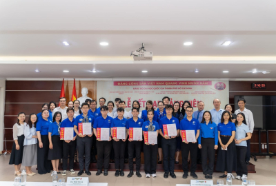 NHỮNG CHIẾN SĨ MÙA HÈ XANH VINH DỰ ĐỨNG VÀO HÀNG NGŨ CỦA ĐẢNG