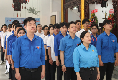 ĐOÀN THANH NIÊN TRƯỜNG TỔ CHỨC ĐỢT SINH HOẠT CHÍNH TRỊ “NHỚ VỀ BÁC - LÒNG TA TRONG SÁNG HƠN” GẮN KẾT TUẦN LỄ CÔNG DÂN ĐẦU KHOÁ.