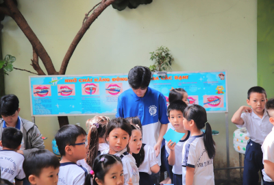 SINH VIÊN UIT THAM GIA GIỜ RA CHƠI SÁNG TẠO