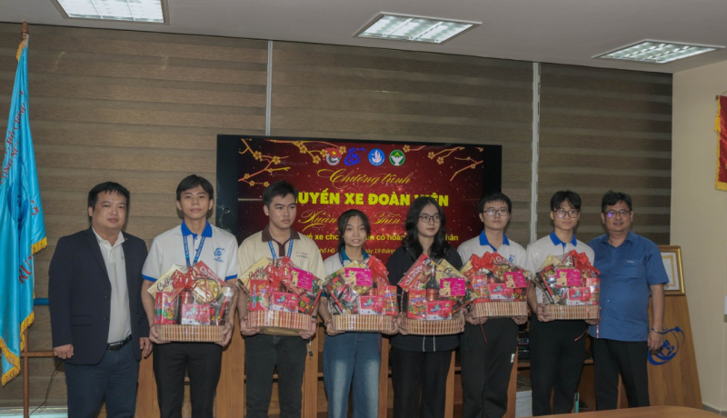 Chương trình "Chuyến xe Đoàn viên Xuân Giáp Thìn 2024", Cùng sinh viên UIT về quê đón tết.