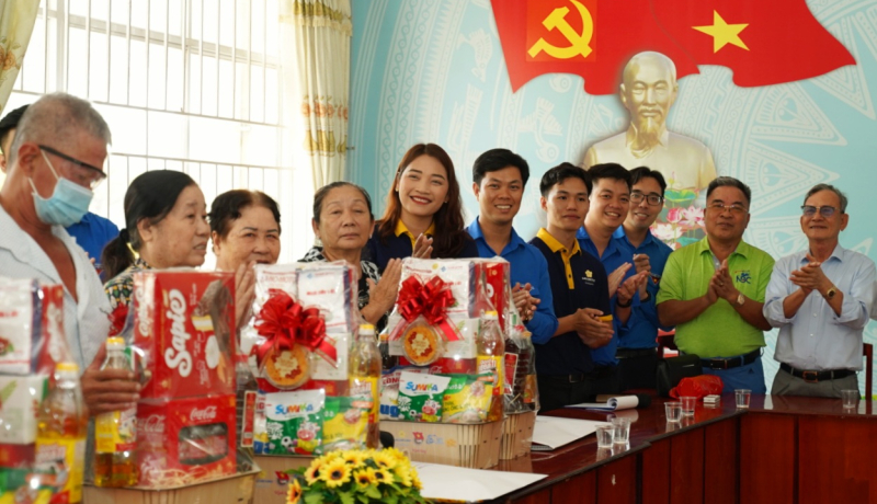 Thăm và tặng quà cho người dân vùng căn cứ cách mạng tại Tp Long Khánh, tỉnh Đồng Nai.